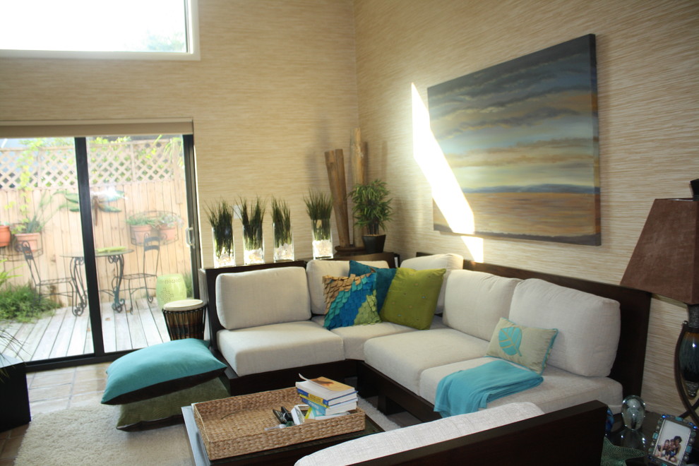 Bild på ett mellanstort tropiskt allrum med öppen planlösning, med ett finrum, bruna väggar, klinkergolv i terrakotta och brunt golv