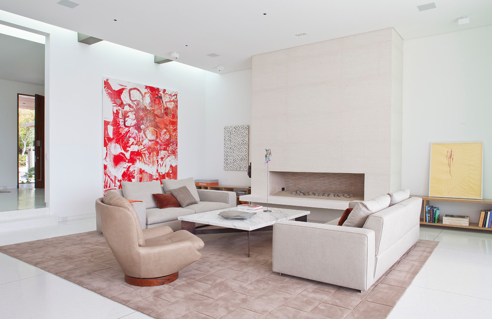 Стильный дизайн: гостиная комната в современном стиле с белыми стенами и горизонтальным камином - последний тренд