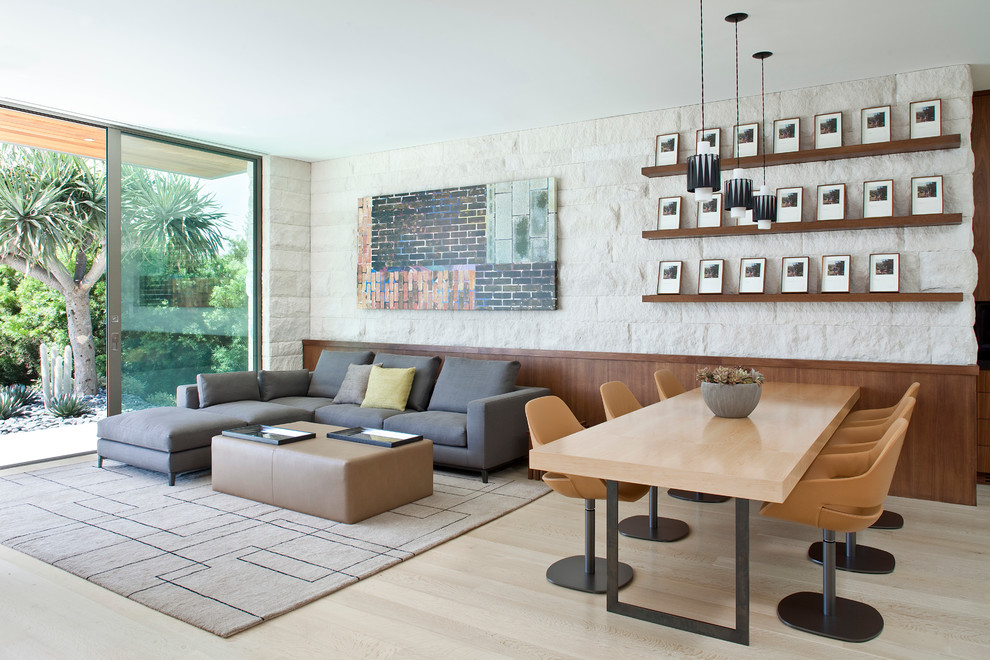 Offenes Modernes Wohnzimmer mit weißer Wandfarbe, hellem Holzboden und Steinwänden in Los Angeles