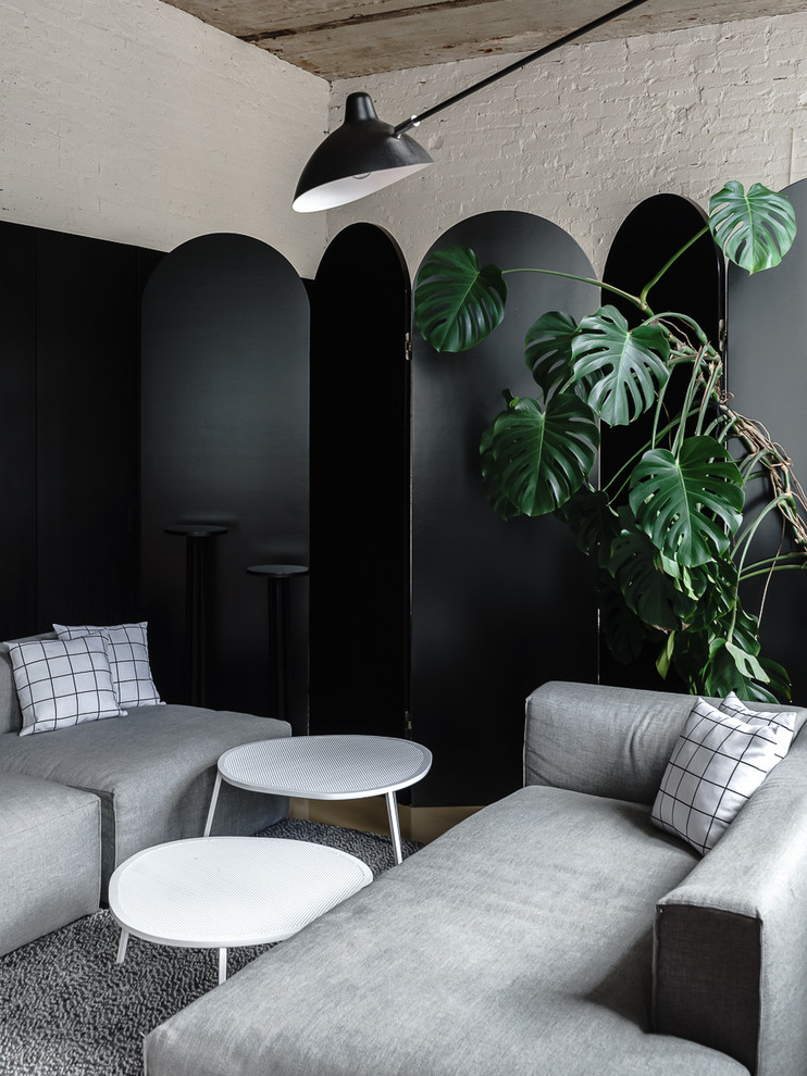 Ejemplo de salón tipo loft escandinavo sin televisor con paredes negras, suelo de cemento y suelo beige