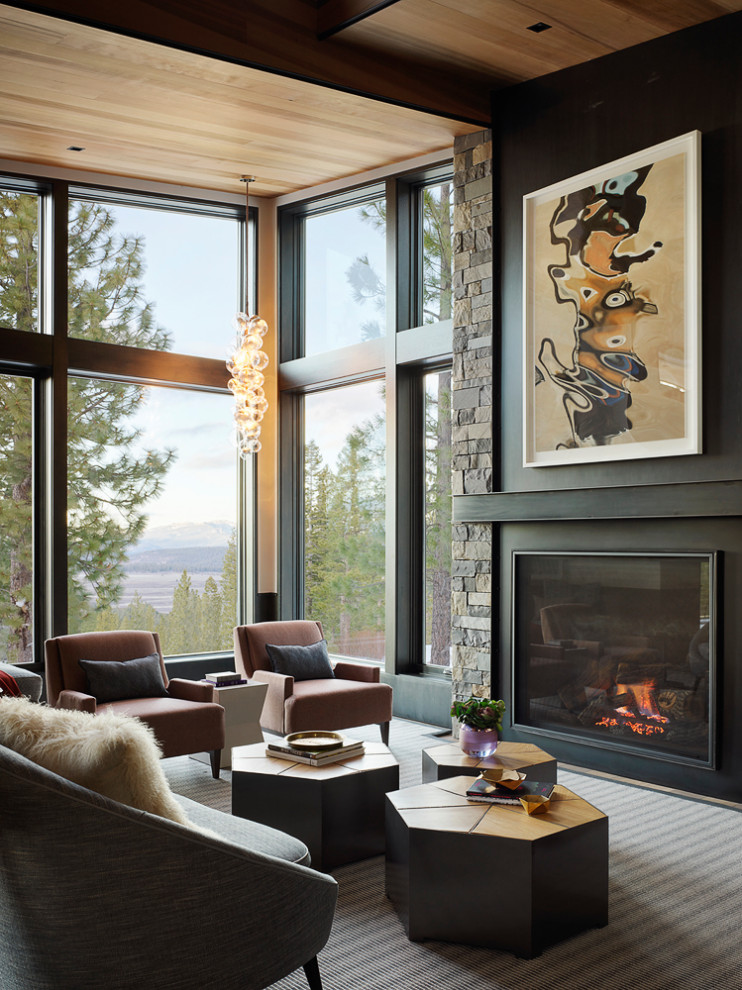 Aménagement d'un grand salon moderne ouvert avec moquette, une cheminée standard, un manteau de cheminée en métal, un plafond en bois et du papier peint.
