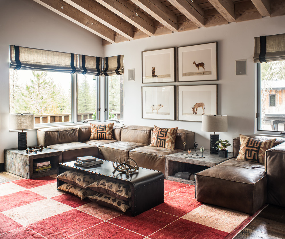 Immagine di un grande soggiorno eclettico aperto con sala formale, pareti bianche, pavimento in legno massello medio e parete attrezzata