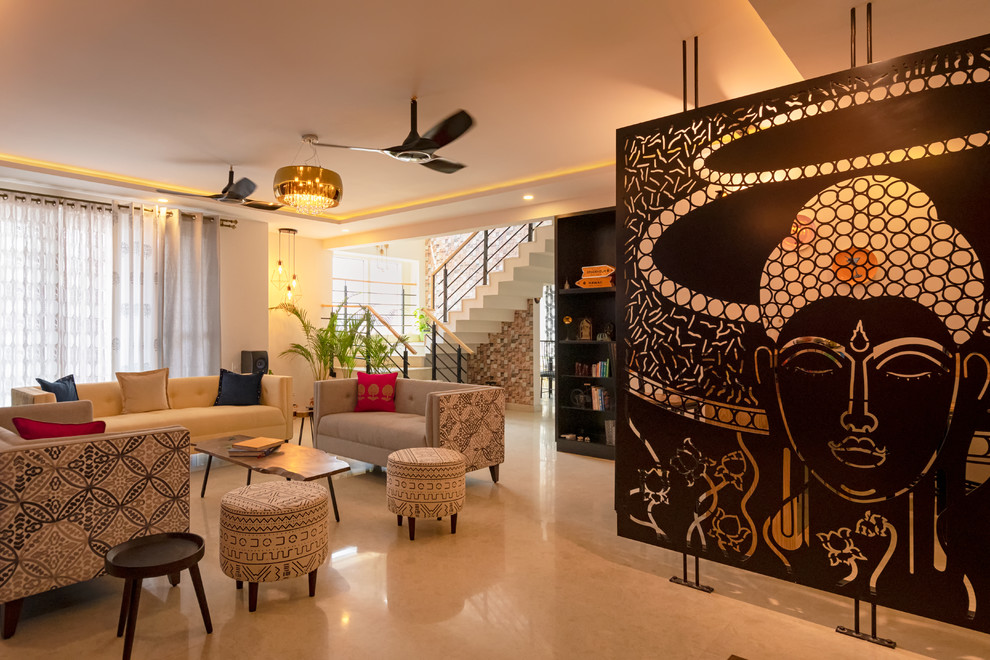 バンガロールにある高級な広いアジアンスタイルのおしゃれなリビングのホームバー (白い壁、大理石の床、テレビなし、白い床) の写真