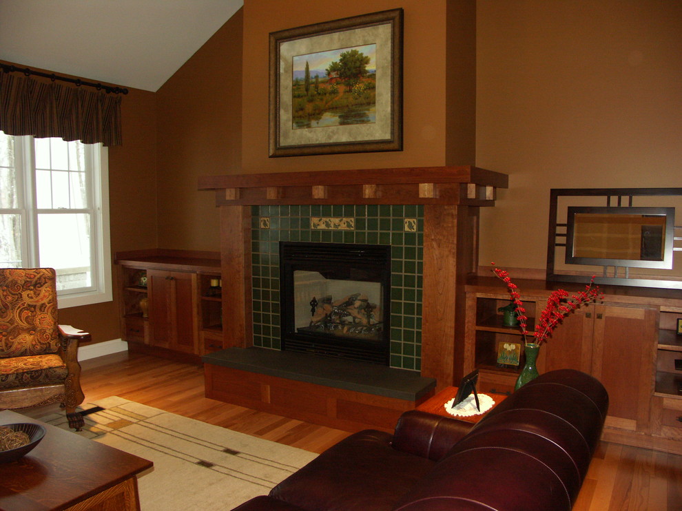 Esempio di un soggiorno stile americano con pareti marroni e cornice del camino piastrellata