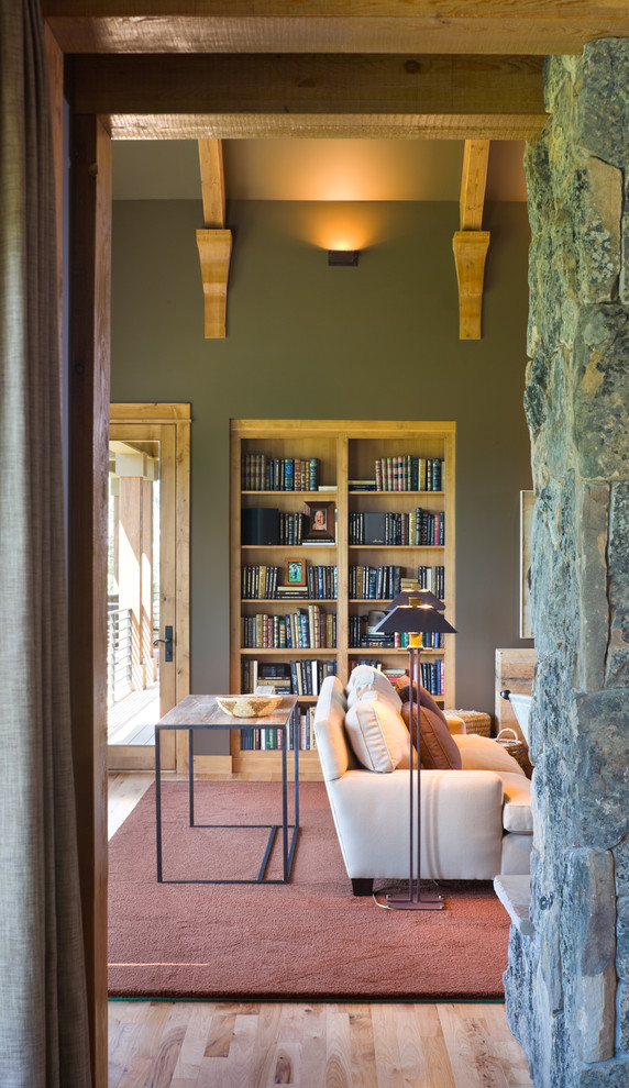 Пример оригинального дизайна: гостиная комната в стиле рустика с с книжными шкафами и полками и зелеными стенами