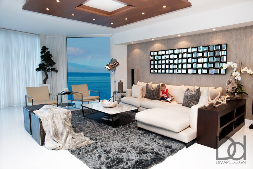 Mittelgroßes, Repräsentatives Modernes Wohnzimmer mit weißer Wandfarbe und Keramikboden in Miami