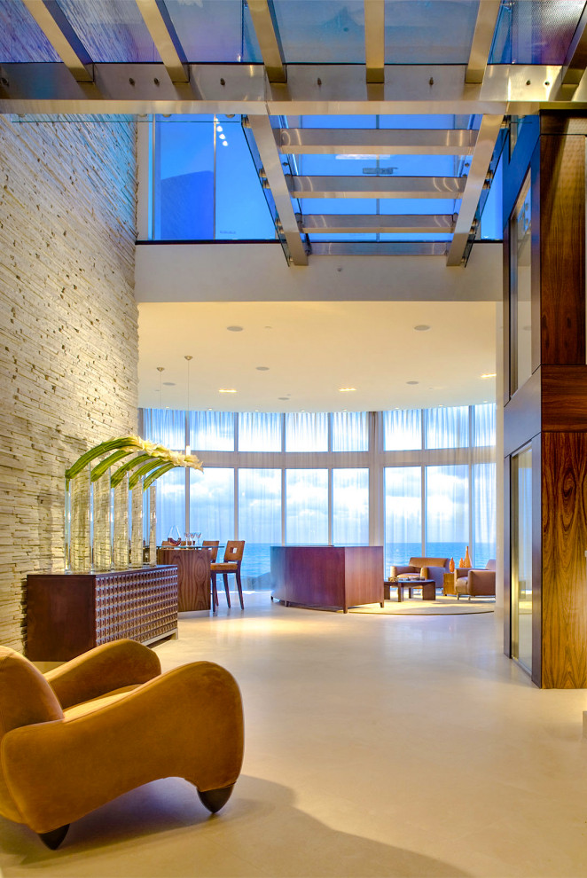 Esempio di un ampio soggiorno design aperto con pareti multicolore e pavimento beige