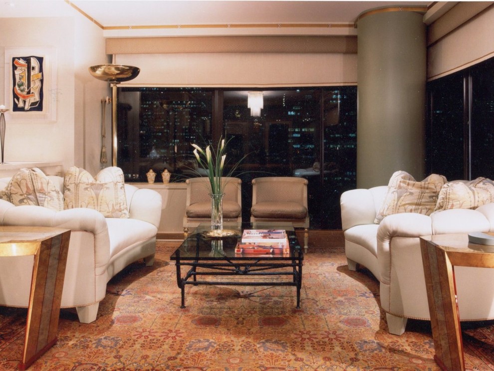 Ispirazione per un ampio soggiorno minimalista aperto con pareti beige e parquet chiaro