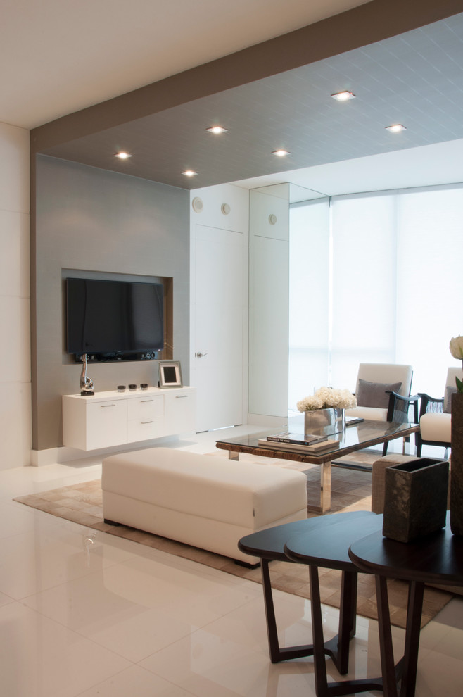 Exempel på ett mellanstort modernt allrum med öppen planlösning, med ett finrum, vita väggar, klinkergolv i porslin, en väggmonterad TV och vitt golv