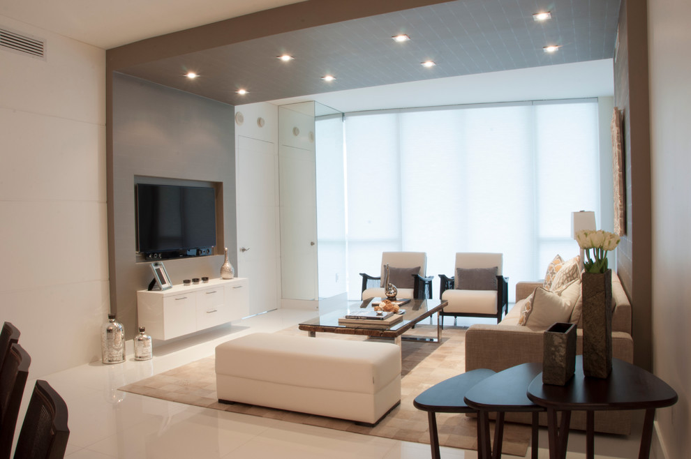 Mittelgroßes, Repräsentatives, Offenes Modernes Wohnzimmer ohne Kamin mit weißer Wandfarbe, Porzellan-Bodenfliesen, TV-Wand und weißem Boden in Miami