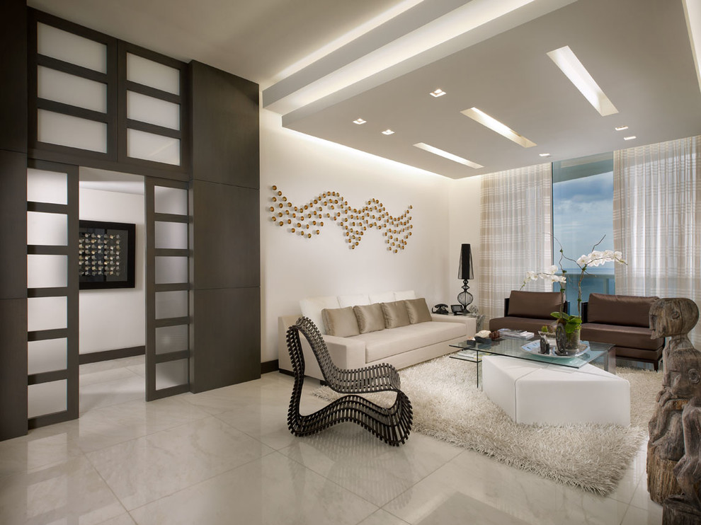 Ejemplo de salón actual con paredes blancas y suelo de mármol