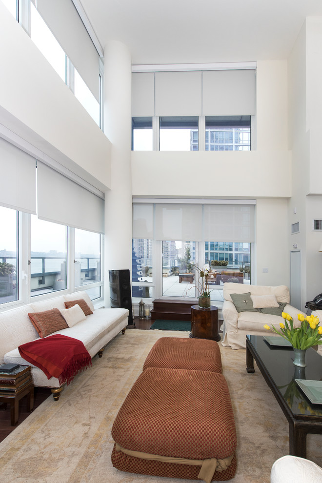 Großes, Repräsentatives, Offenes Modernes Wohnzimmer mit weißer Wandfarbe in Miami