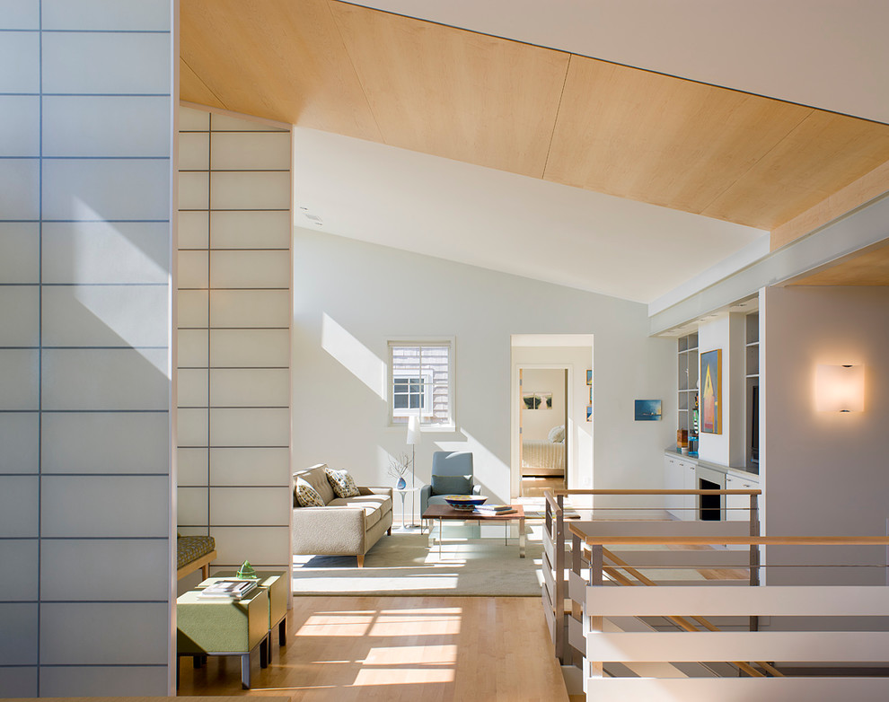 Esempio di un soggiorno minimal stile loft con pareti bianche e camino classico