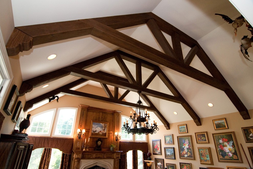 Inredning av ett klassiskt stort separat vardagsrum, med ett finrum, beige väggar, mellanmörkt trägolv, en standard öppen spis och en spiselkrans i trä