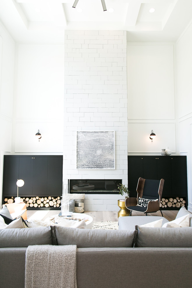 Aménagement d'un salon campagne ouvert avec un mur blanc, parquet clair, une cheminée ribbon et un manteau de cheminée en brique.