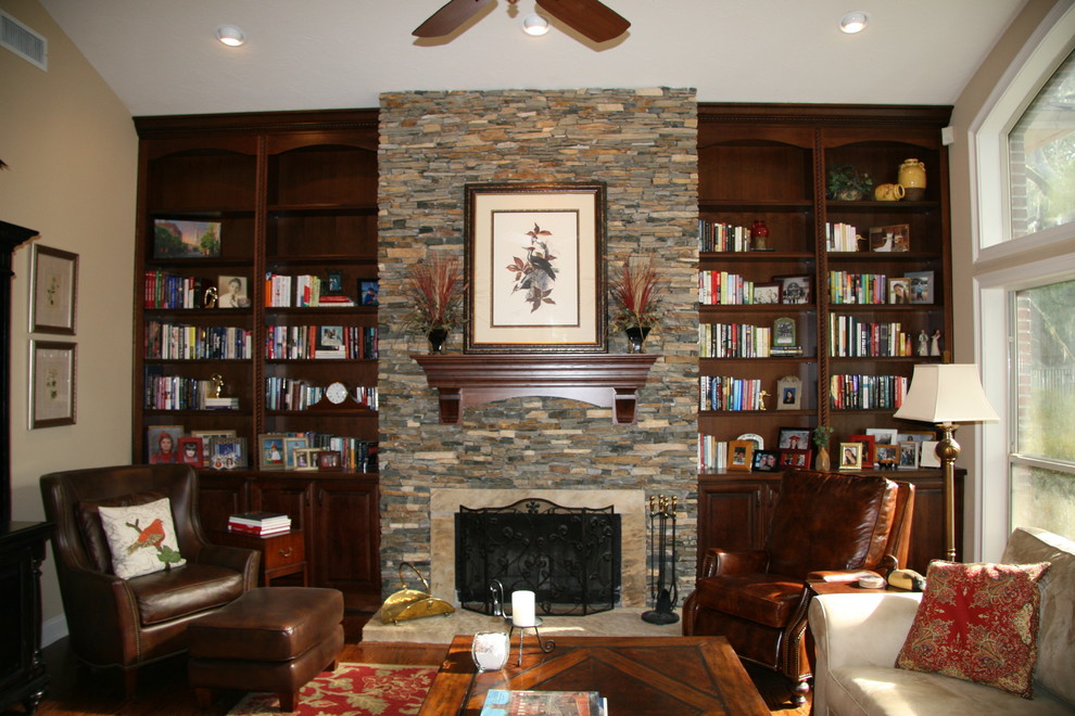Fernseherloses, Abgetrenntes Klassisches Wohnzimmer mit beiger Wandfarbe, hellem Holzboden, Kamin und Kaminumrandung aus Stein in Jacksonville
