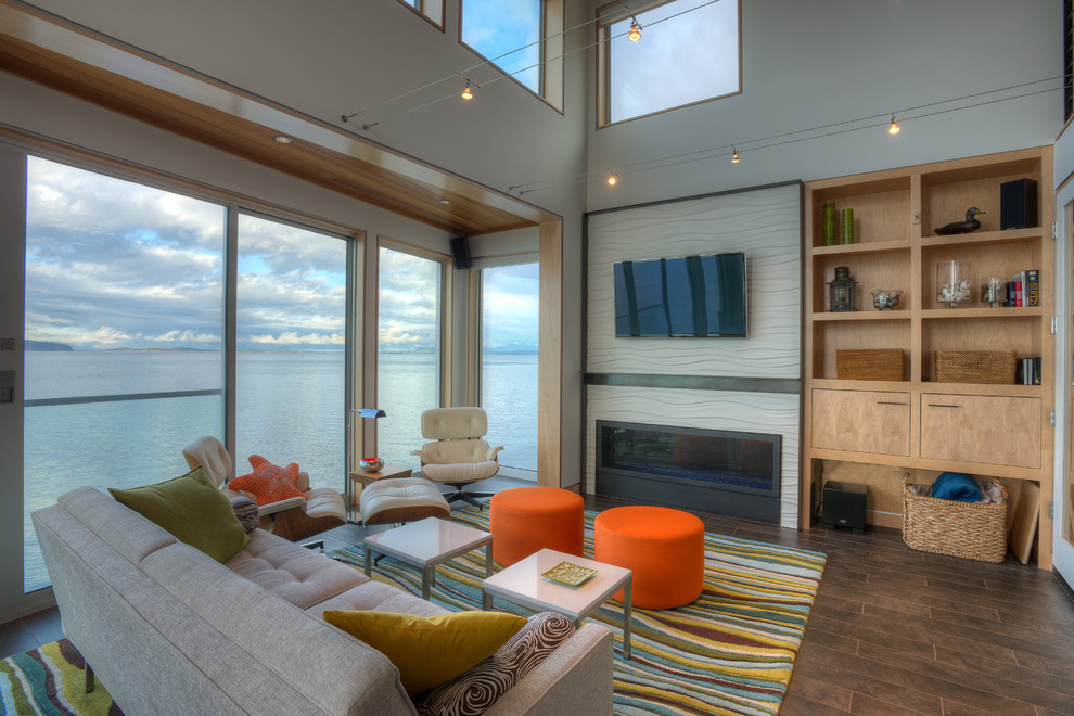 Стильный дизайн: открытая гостиная комната в морском стиле с белыми стенами - последний тренд