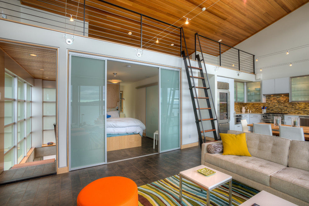 Источник вдохновения для домашнего уюта: открытая гостиная комната в морском стиле с белыми стенами и ковром на полу