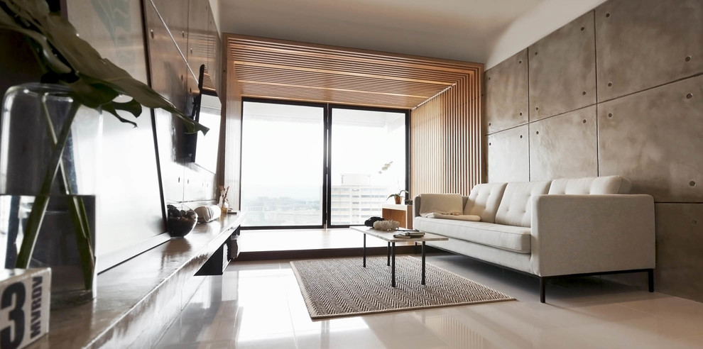 Стильный дизайн: гостиная комната в стиле лофт с серыми стенами и телевизором на стене - последний тренд