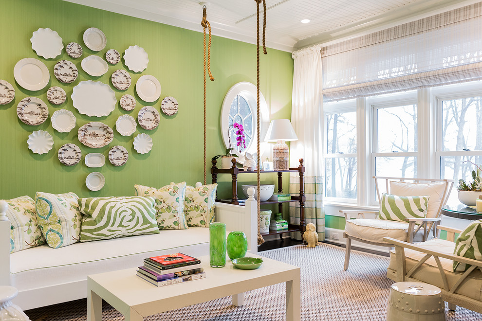 Идея дизайна: парадная гостиная комната в морском стиле с зелеными стенами, темным паркетным полом и красивыми шторами