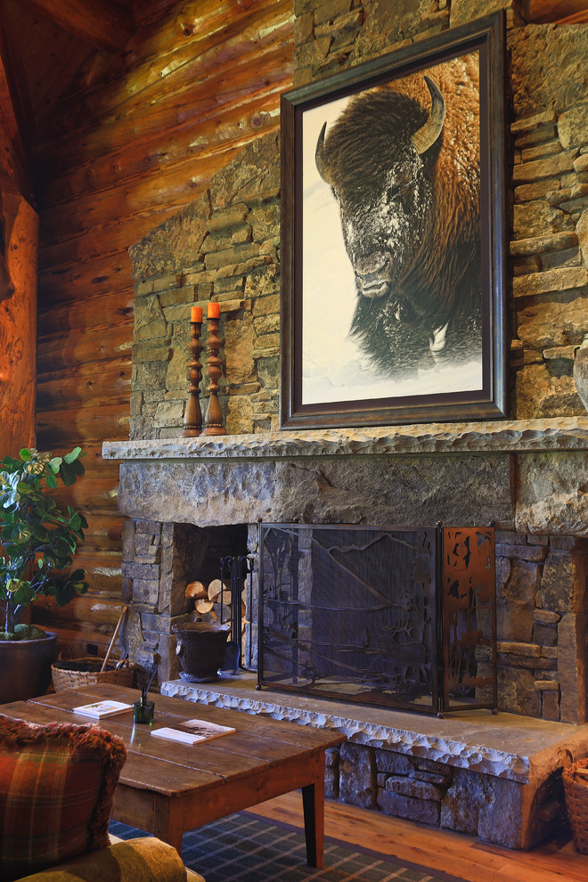 Imagen de salón para visitas abierto rural de tamaño medio sin televisor con paredes marrones, suelo de madera clara, todas las chimeneas y marco de chimenea de piedra