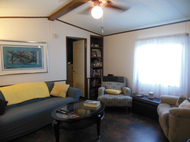 Mittelgroßes, Offenes Klassisches Wohnzimmer mit beiger Wandfarbe und Laminat in Phoenix