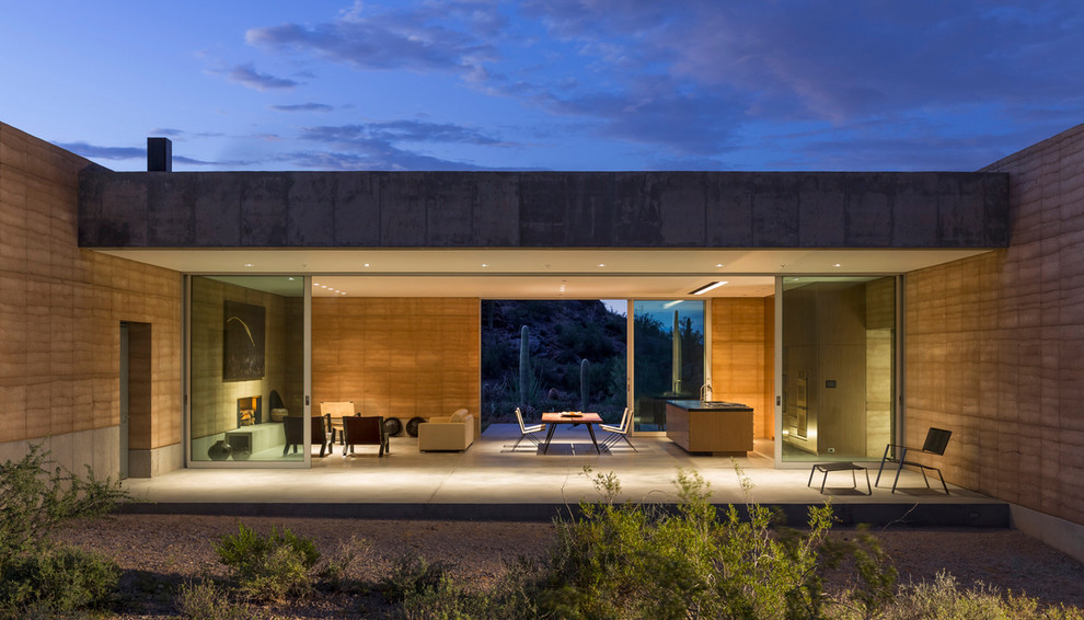 Offenes Modernes Wohnzimmer mit Betonboden in Phoenix