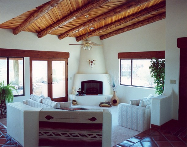 Mediterranes Wohnzimmer mit Eckkamin in Phoenix