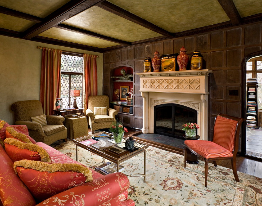 Стильный дизайн: изолированная гостиная комната в классическом стиле с темным паркетным полом и стандартным камином - последний тренд