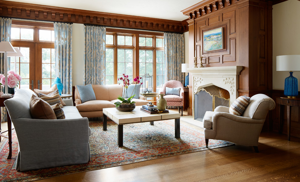 Ejemplo de salón para visitas tradicional con suelo de madera en tonos medios, todas las chimeneas y cortinas