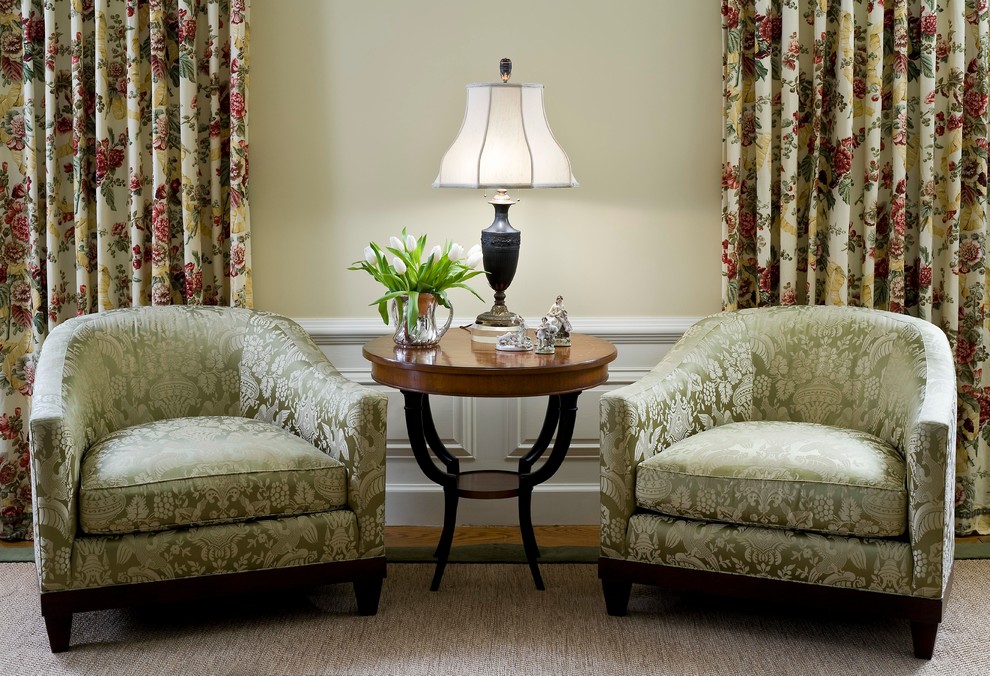 Immagine di un ampio soggiorno tradizionale chiuso con sala formale, pareti beige, pavimento in legno massello medio e nessuna TV