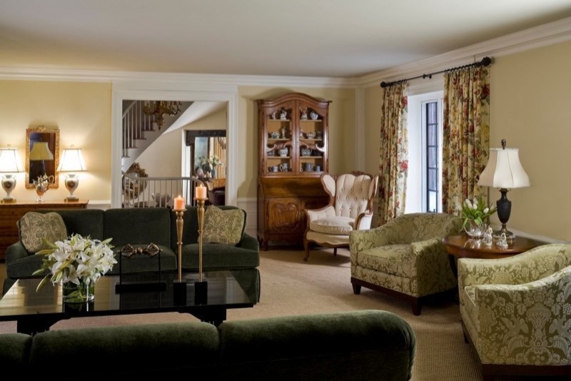 Imagen de salón para visitas cerrado clásico extra grande sin televisor con paredes beige y suelo de madera en tonos medios