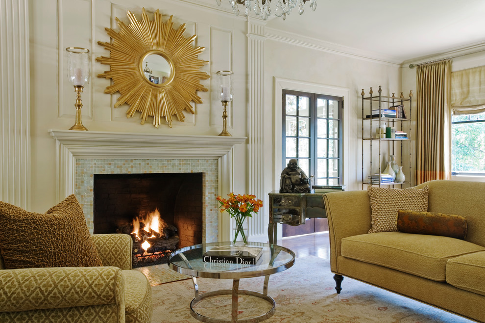 Пример оригинального дизайна: гостиная комната в классическом стиле с белыми стенами, стандартным камином и фасадом камина из плитки