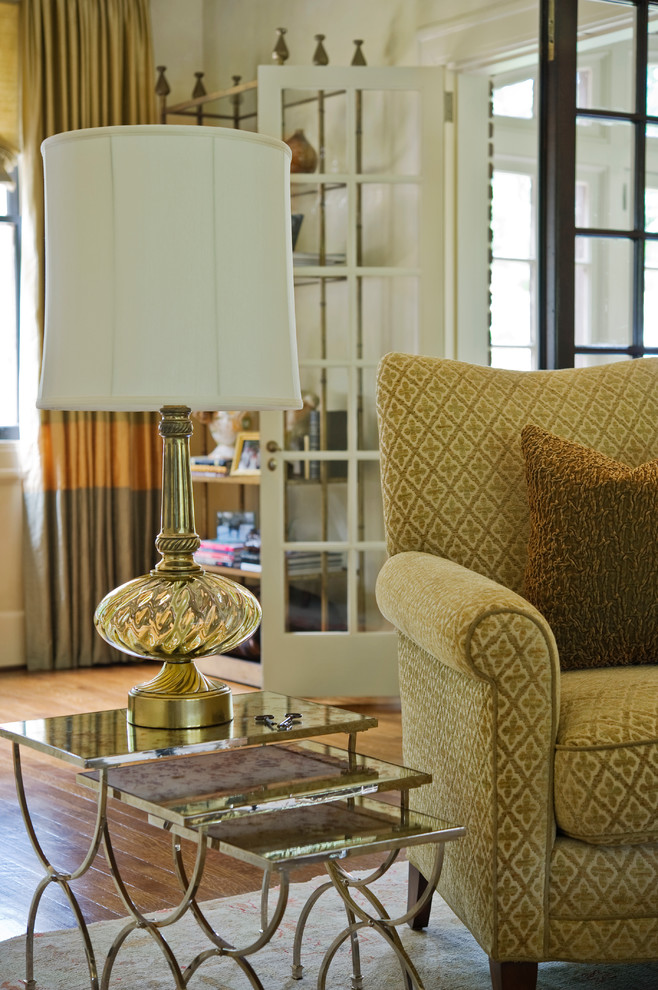 Abgetrenntes Klassisches Wohnzimmer mit beiger Wandfarbe, braunem Holzboden und braunem Boden in Sonstige
