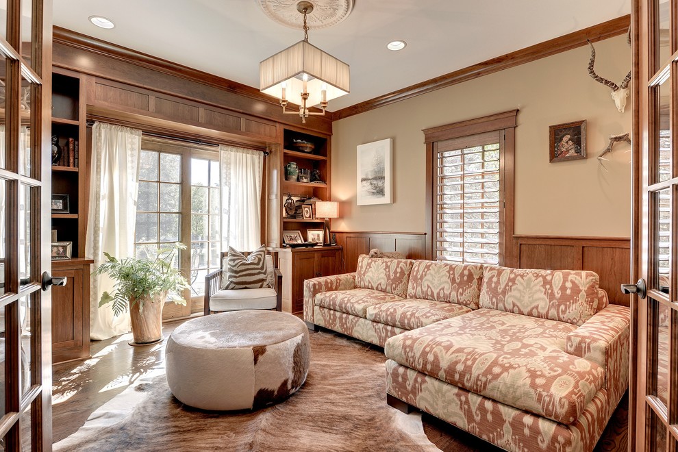 Ispirazione per un soggiorno american style chiuso con pareti beige e pavimento in legno massello medio