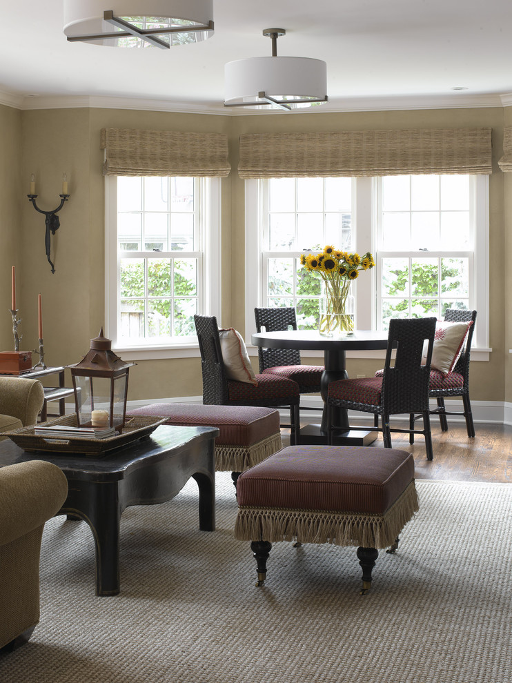 Immagine di un soggiorno classico con pareti beige e tappeto