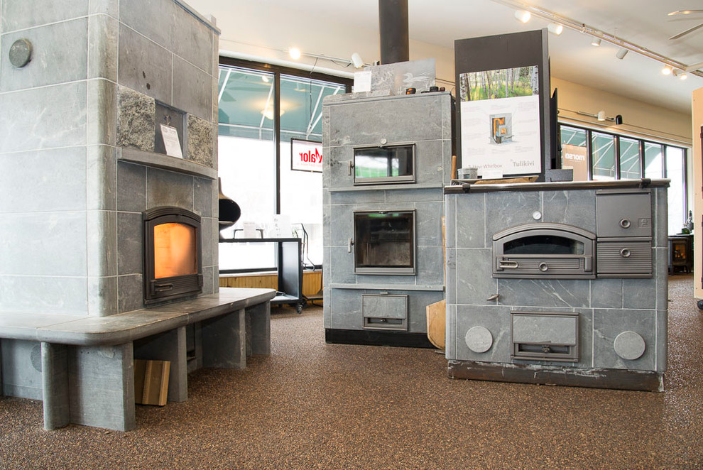 ミネアポリスにある広い北欧スタイルのおしゃれな独立型リビング (石材の暖炉まわり、標準型暖炉) の写真