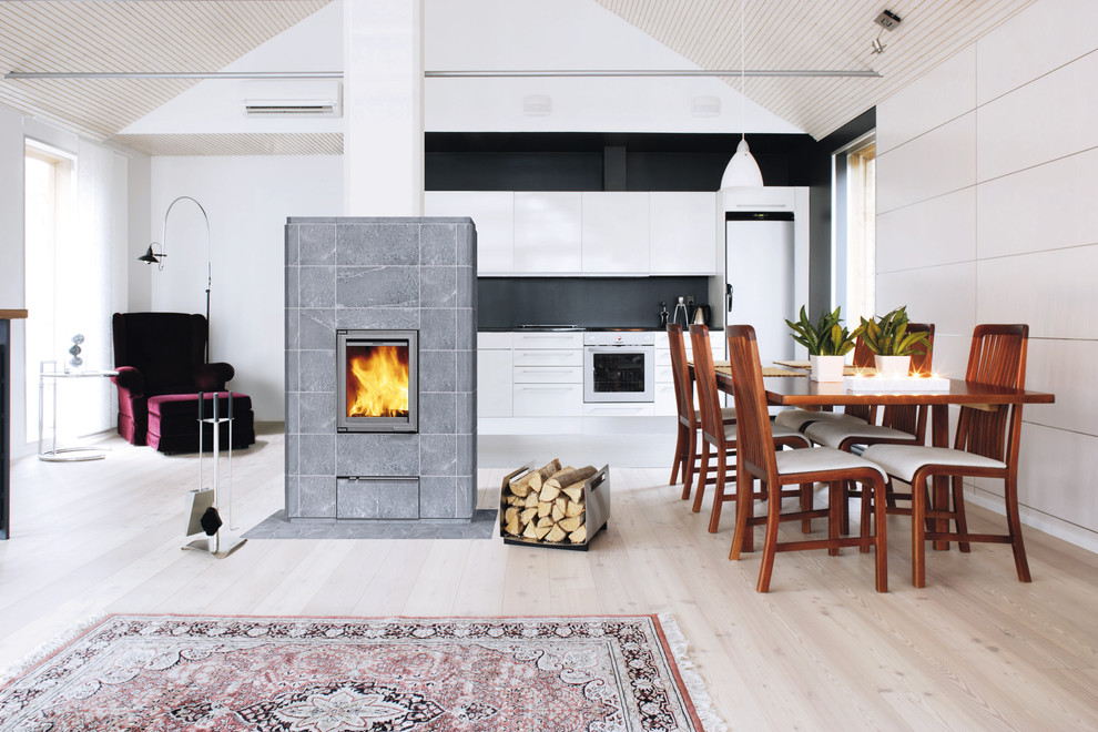 Immagine di un grande soggiorno scandinavo con stufa a legna