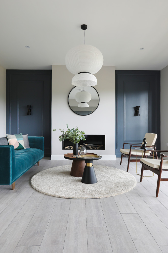 Стильный дизайн: парадная гостиная комната в современном стиле с серыми стенами, полом из ламината, горизонтальным камином и серым полом без телевизора - последний тренд