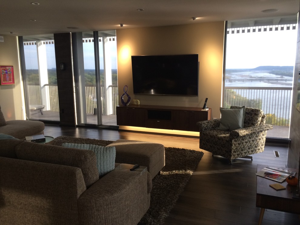 Immagine di un soggiorno minimalista di medie dimensioni e aperto con pareti beige, pavimento in legno massello medio, cornice del camino piastrellata e TV a parete