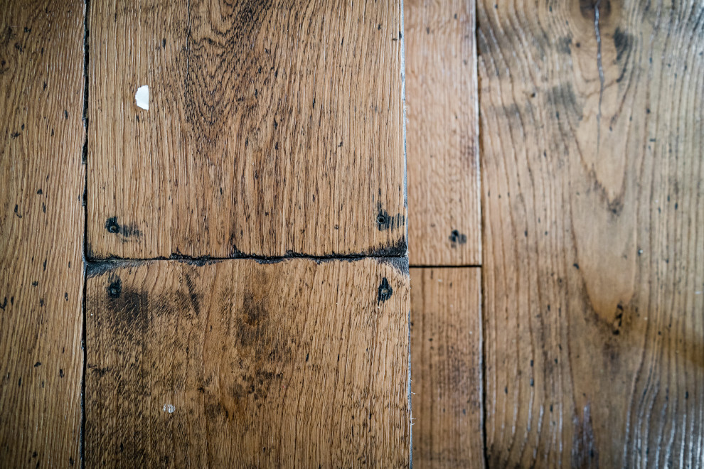 Foto di un soggiorno country aperto con pavimento in legno massello medio
