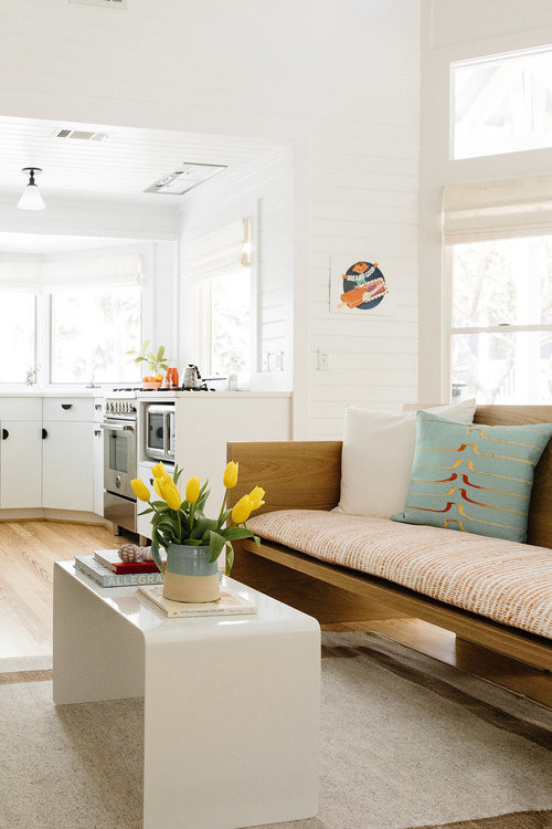 Пример оригинального дизайна: маленькая открытая гостиная комната в морском стиле с белыми стенами, светлым паркетным полом и коричневым полом без камина, телевизора для на участке и в саду