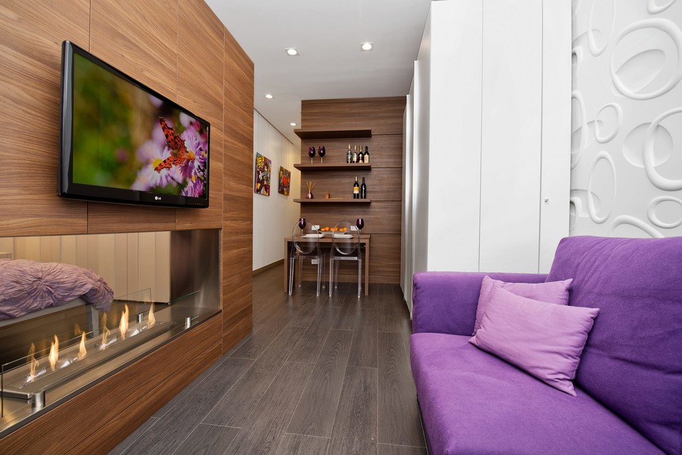 Exempel på ett mellanstort modernt allrum med öppen planlösning, med ett finrum, vita väggar, klinkergolv i porslin, en dubbelsidig öppen spis, en väggmonterad TV och brunt golv