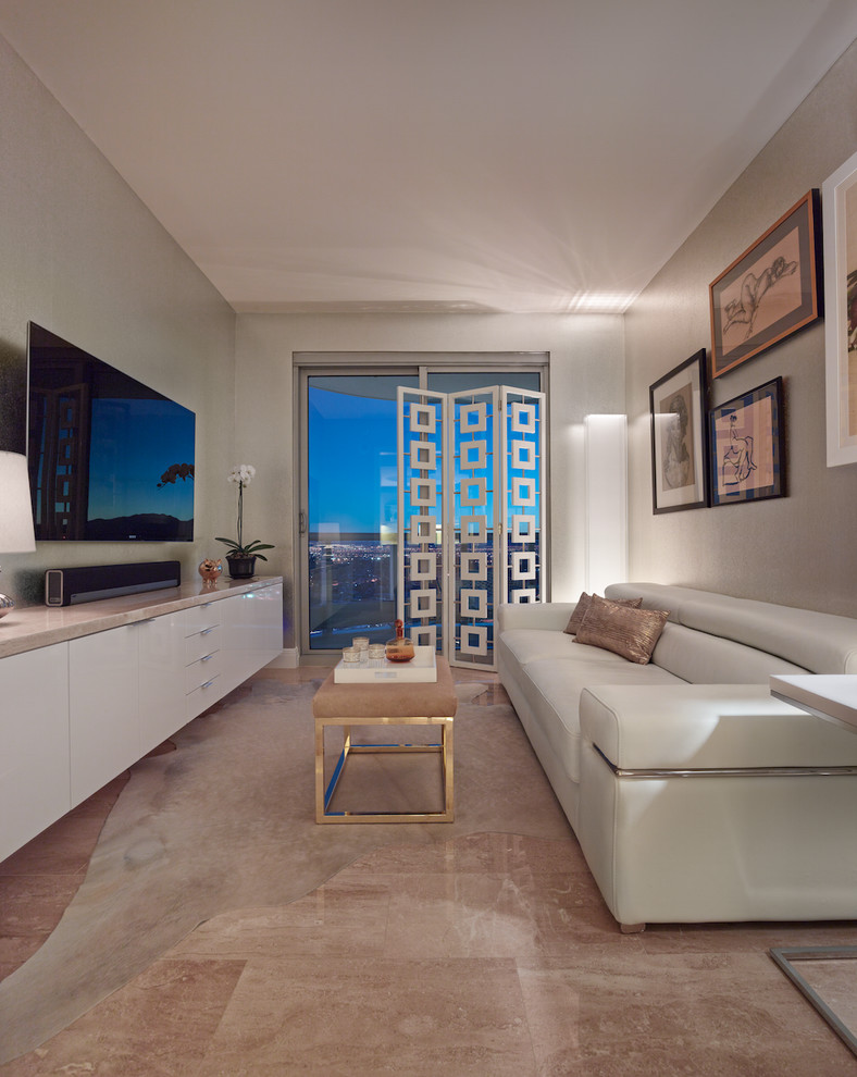 Idéer för ett modernt allrum med öppen planlösning, med flerfärgade väggar, marmorgolv och en väggmonterad TV