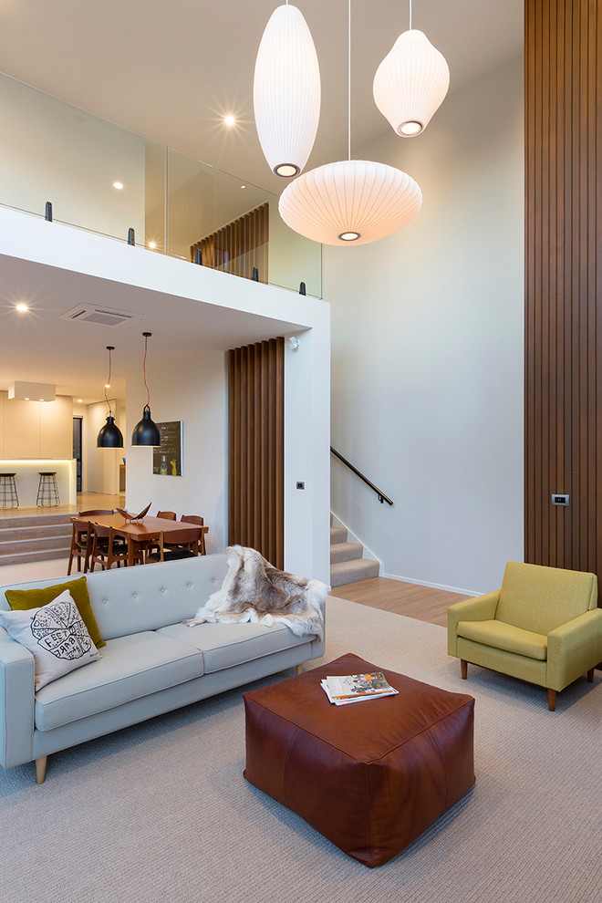 Idee per un soggiorno contemporaneo aperto con pareti bianche e pavimento in legno massello medio