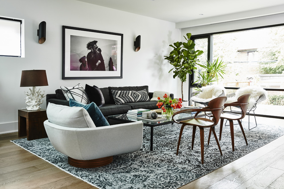 Offenes Modernes Wohnzimmer mit weißer Wandfarbe und hellem Holzboden in Toronto