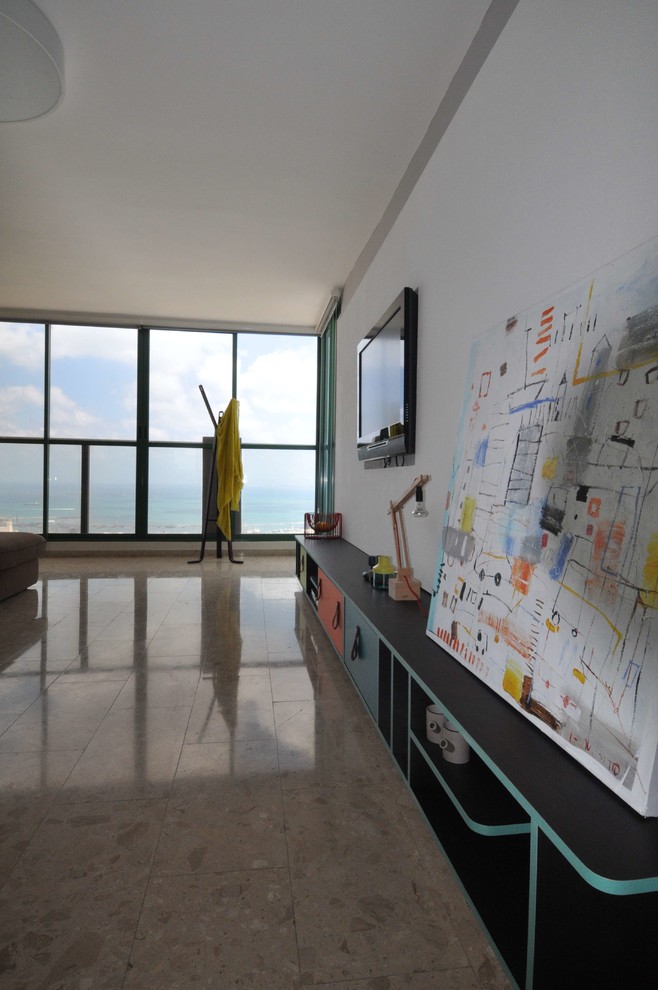 Modelo de salón abierto minimalista de tamaño medio con paredes blancas, suelo de mármol, televisor colgado en la pared y suelo multicolor