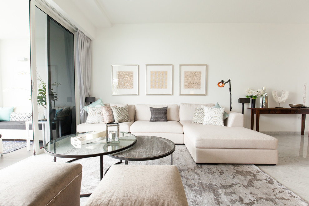 На фото: гостиная комната в классическом стиле с белыми стенами без камина, телевизора с