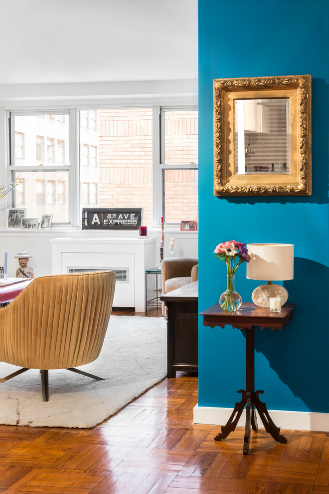 Foto di un piccolo soggiorno design aperto con pareti blu, pavimento in legno massello medio, nessun camino, pavimento marrone e nessuna TV