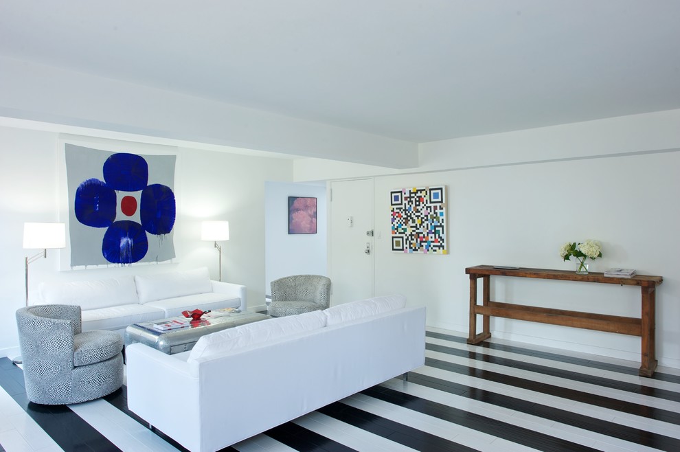 Foto på ett stort funkis allrum med öppen planlösning, med vita väggar, målat trägolv, ett finrum och flerfärgat golv